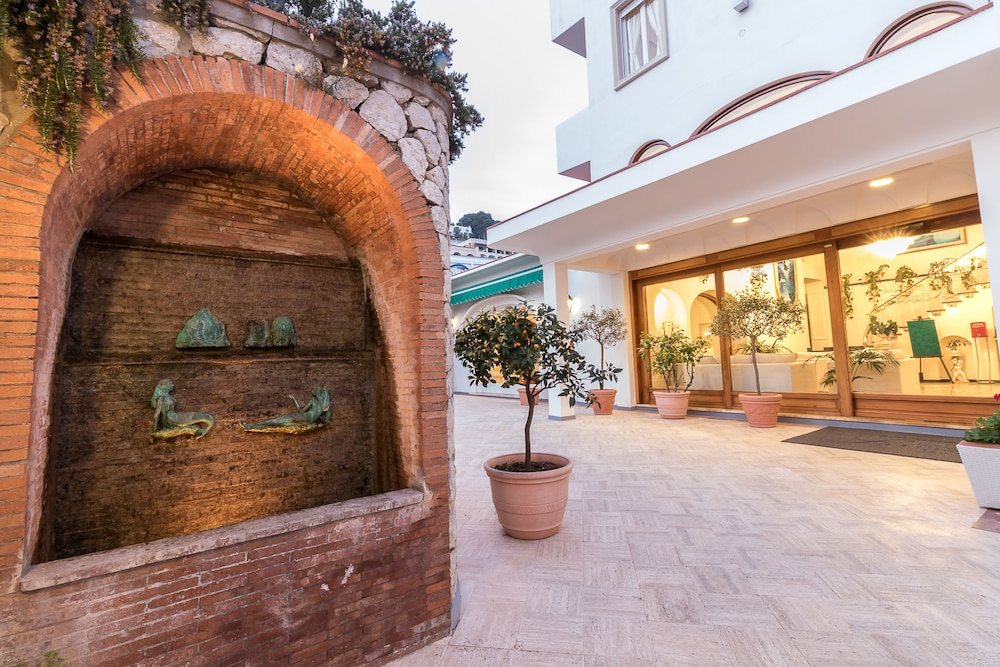 Hotel Syrene Capri image 0