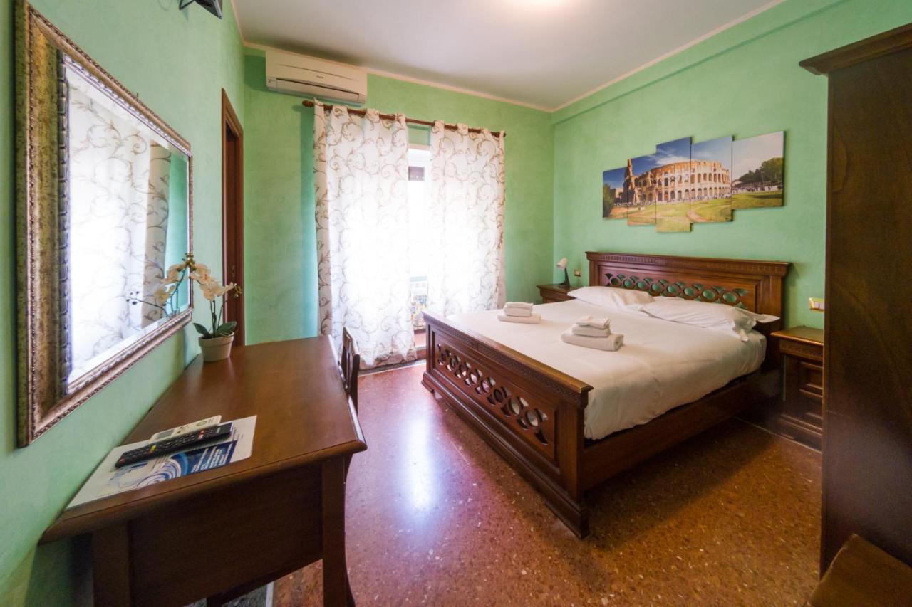 een slaapkamer met een bed, een bureau en een raam bij Cleopatra in Rome