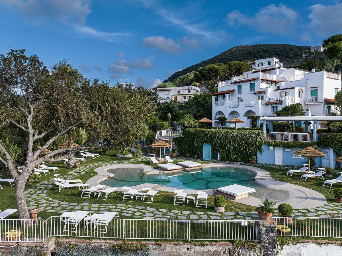 een resort met een zwembad en tafels en stoelen bij Hotel Continental Mare in Ischia Town