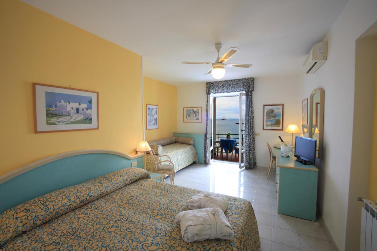 een hotelkamer met een bed en een televisie bij Hotel Solemare Beach & Beauty SPA in Ischia Town