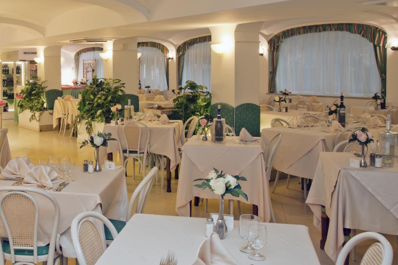 een feestzaal met witte tafels en stoelen bij Hotel Solemare Beach & Beauty SPA in Ischia Town +53 foto's