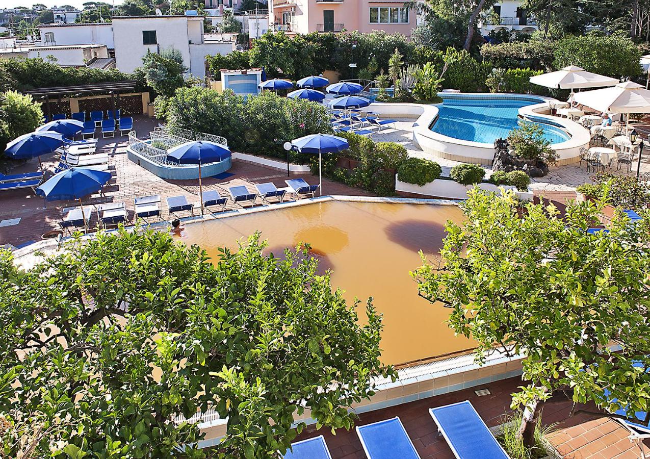 Een bovenaanzicht van een zwembad met stoelen en parasols. bij Hotel Royal Terme in Ischia Town
