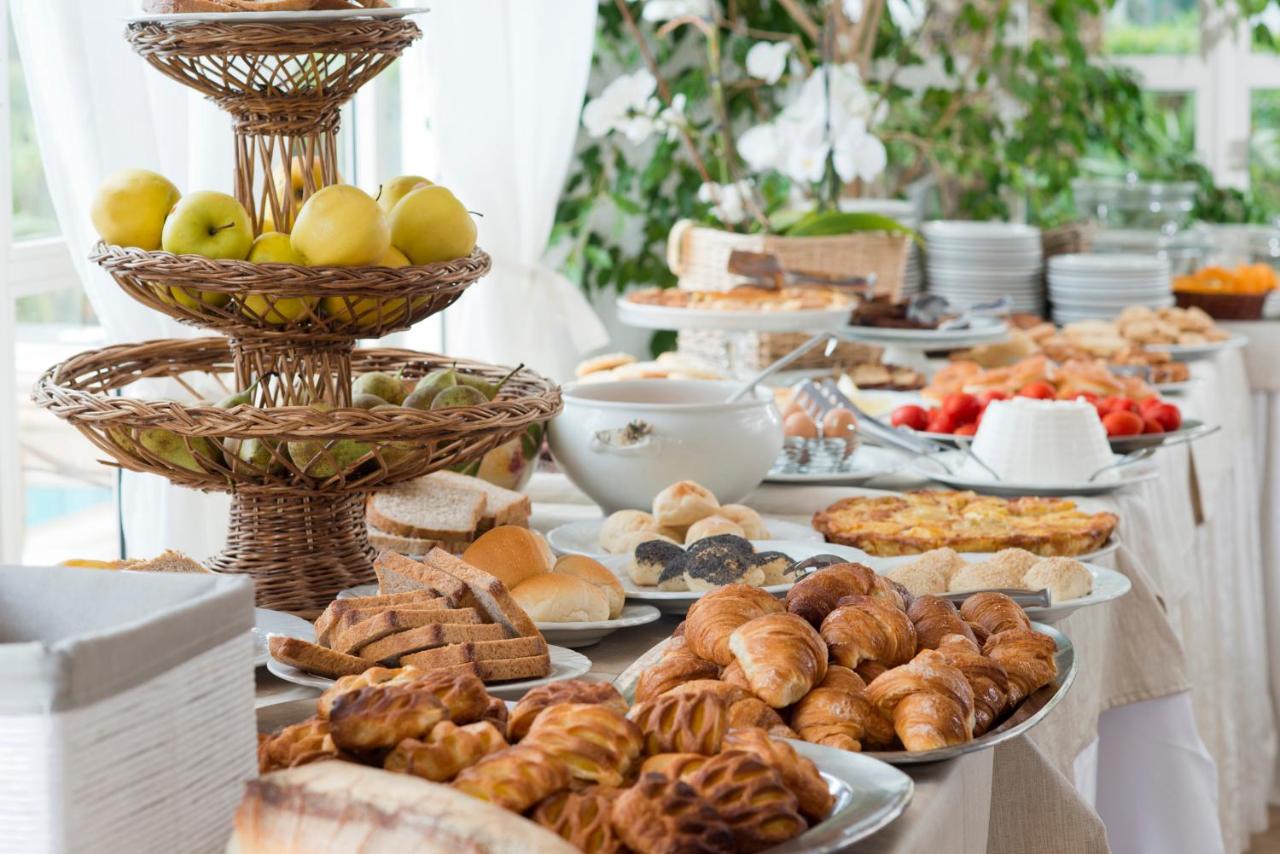 een buffet met brood en gebak op een tafel bij Hotel Villa Melodie - Adults Only in Forio d'Ischia