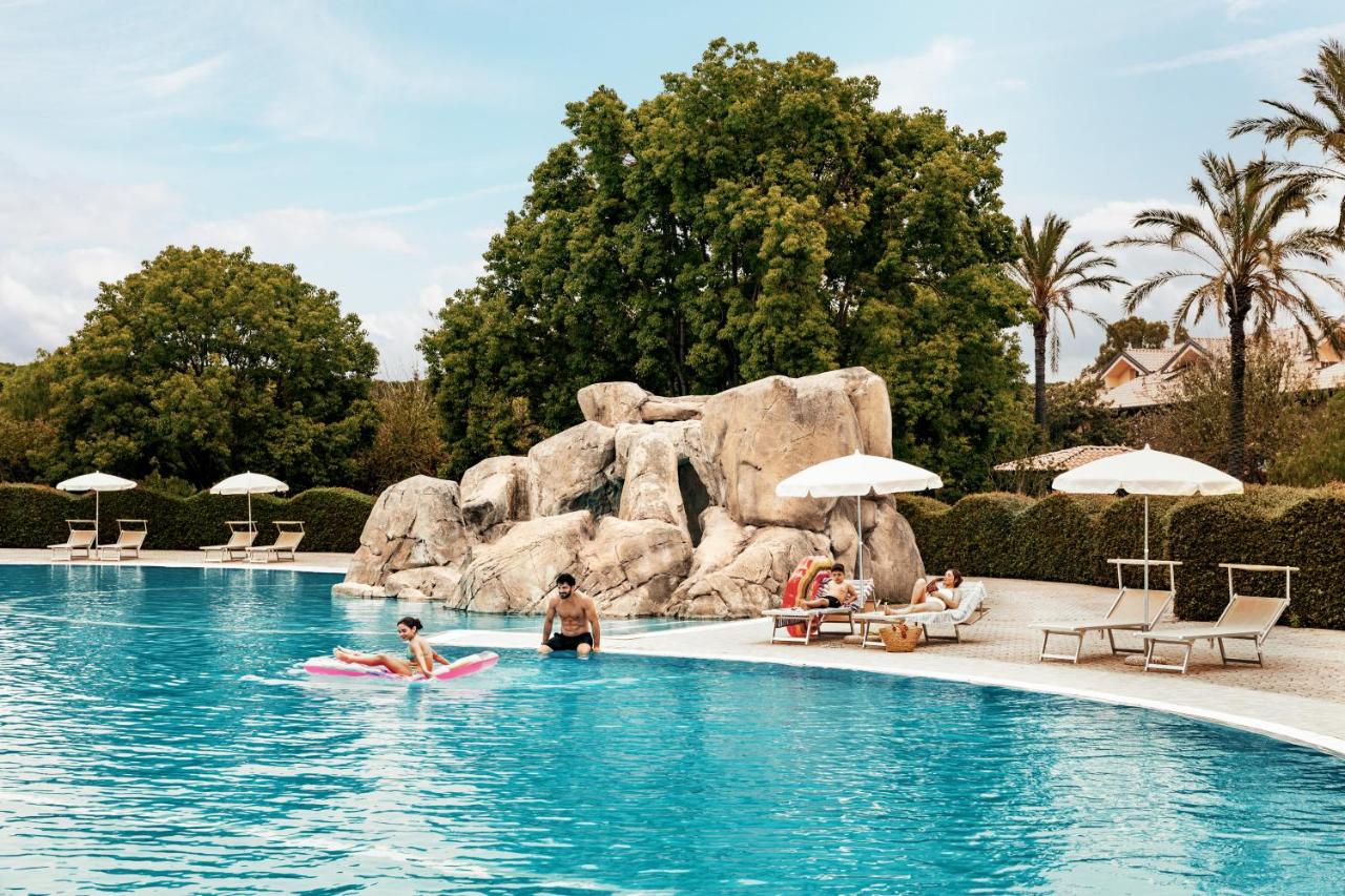 een zwembad in een resort met mensen in het water bij Falkensteiner Club Funimation Garden Calabria in Curinga
