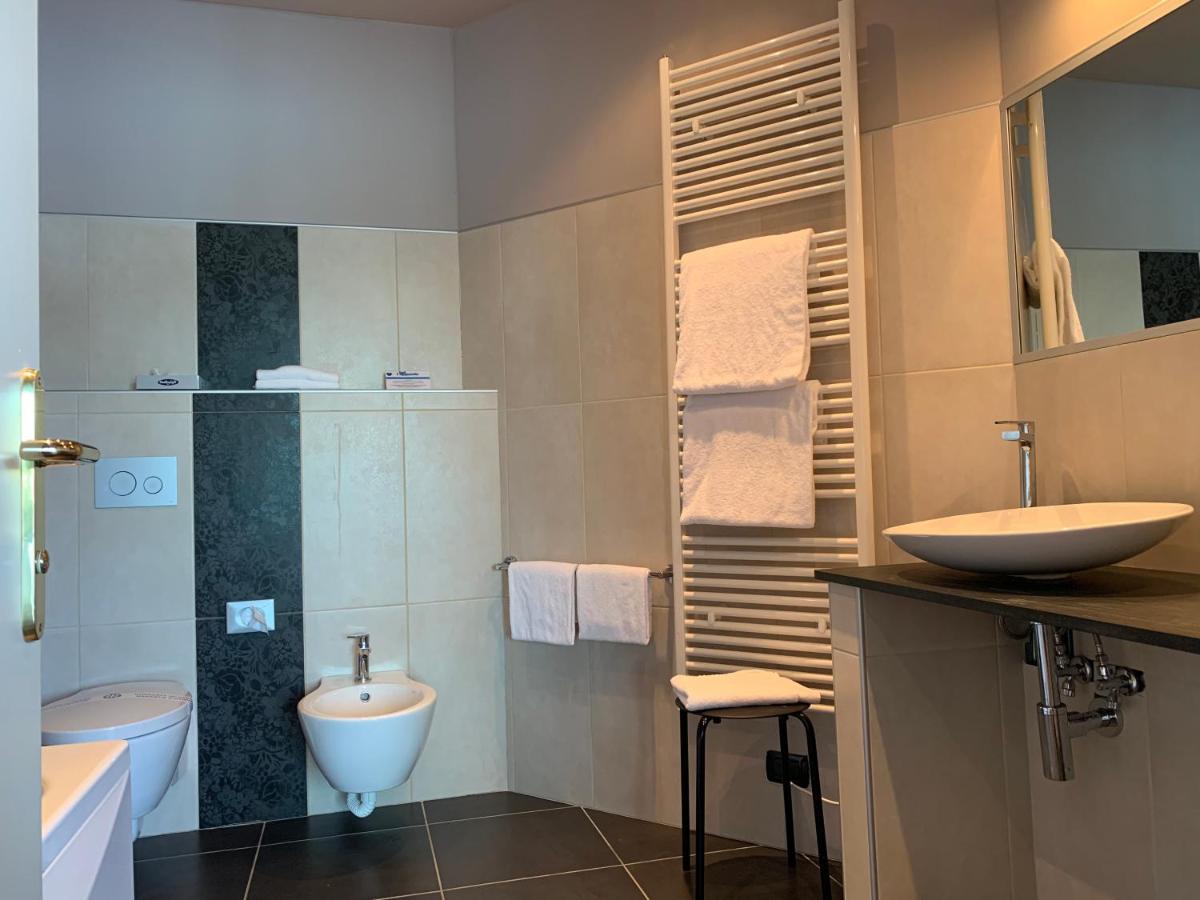 een badkamer met een wastafel en een toilet bij Hotel L'Approdo in Pettenasco