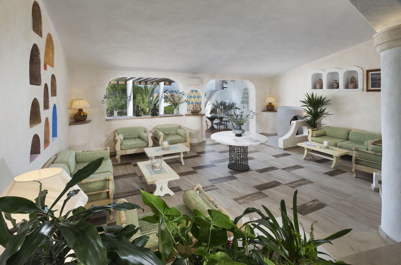 Tropische tuin met palmbomen — Hotel La Bisaccia