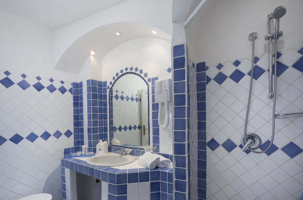 Badkamer met inloopdouche — Hotel La Bisaccia