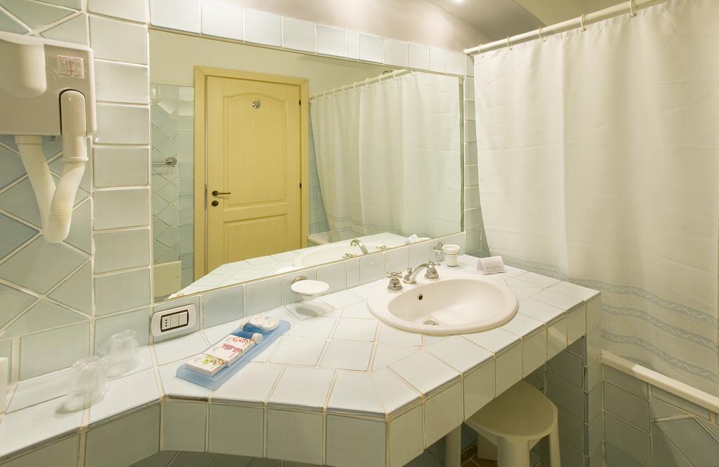 Badkamer met ligbad — Hotel La Bisaccia