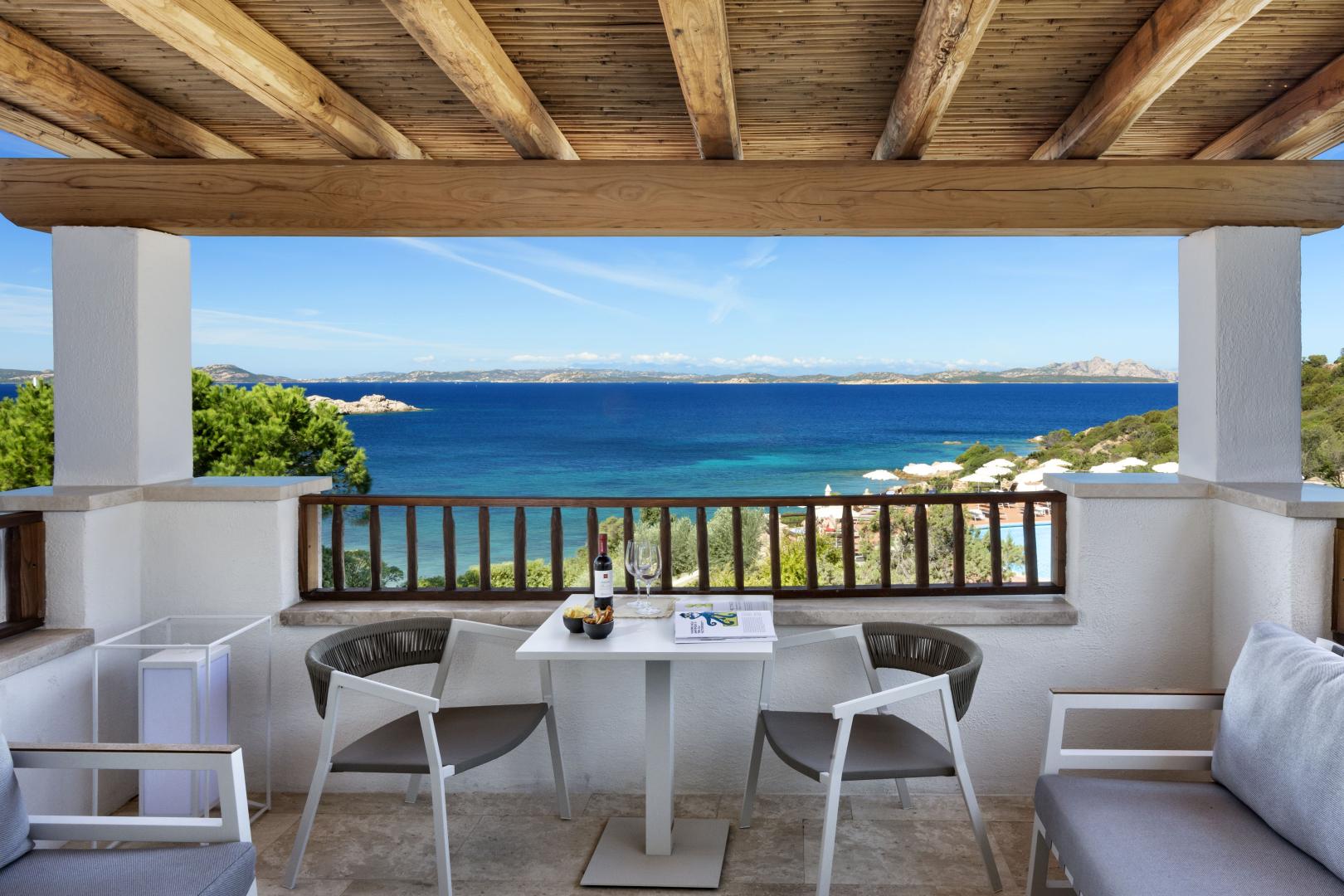 Privéstrand met parasols — Hotel La Bisaccia