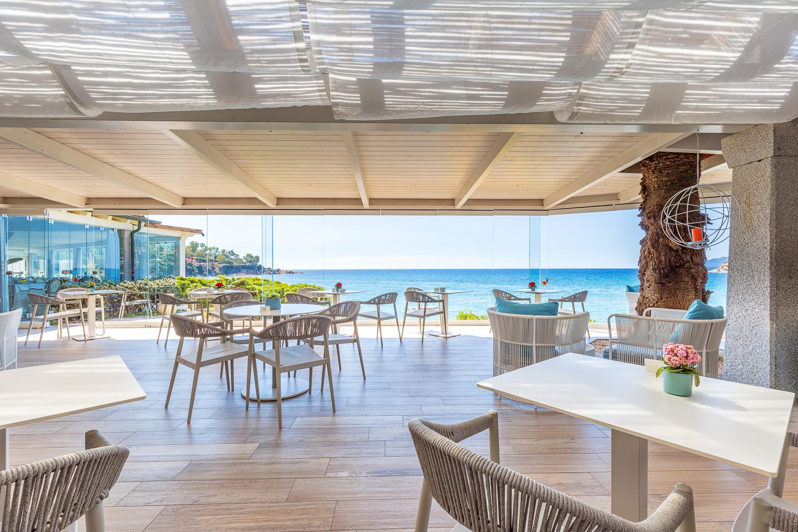 Privéstrand met parasols — Hotel La Bitta