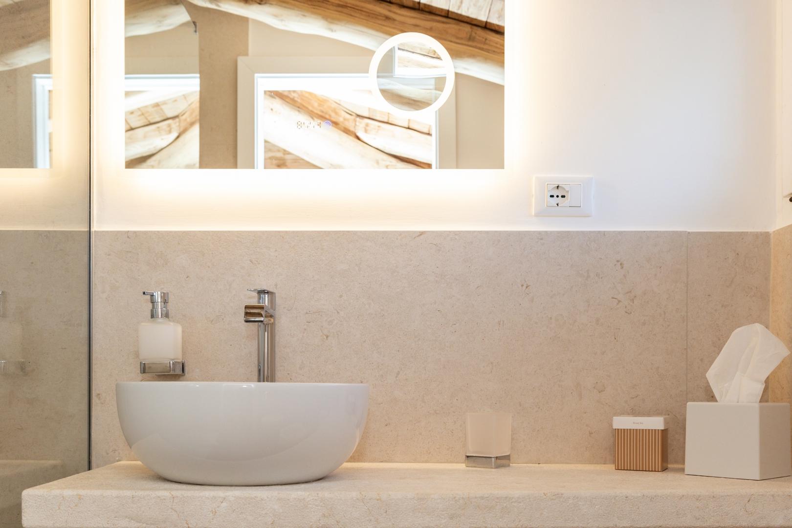 Badkamer met ligbad — Hotel La Bitta