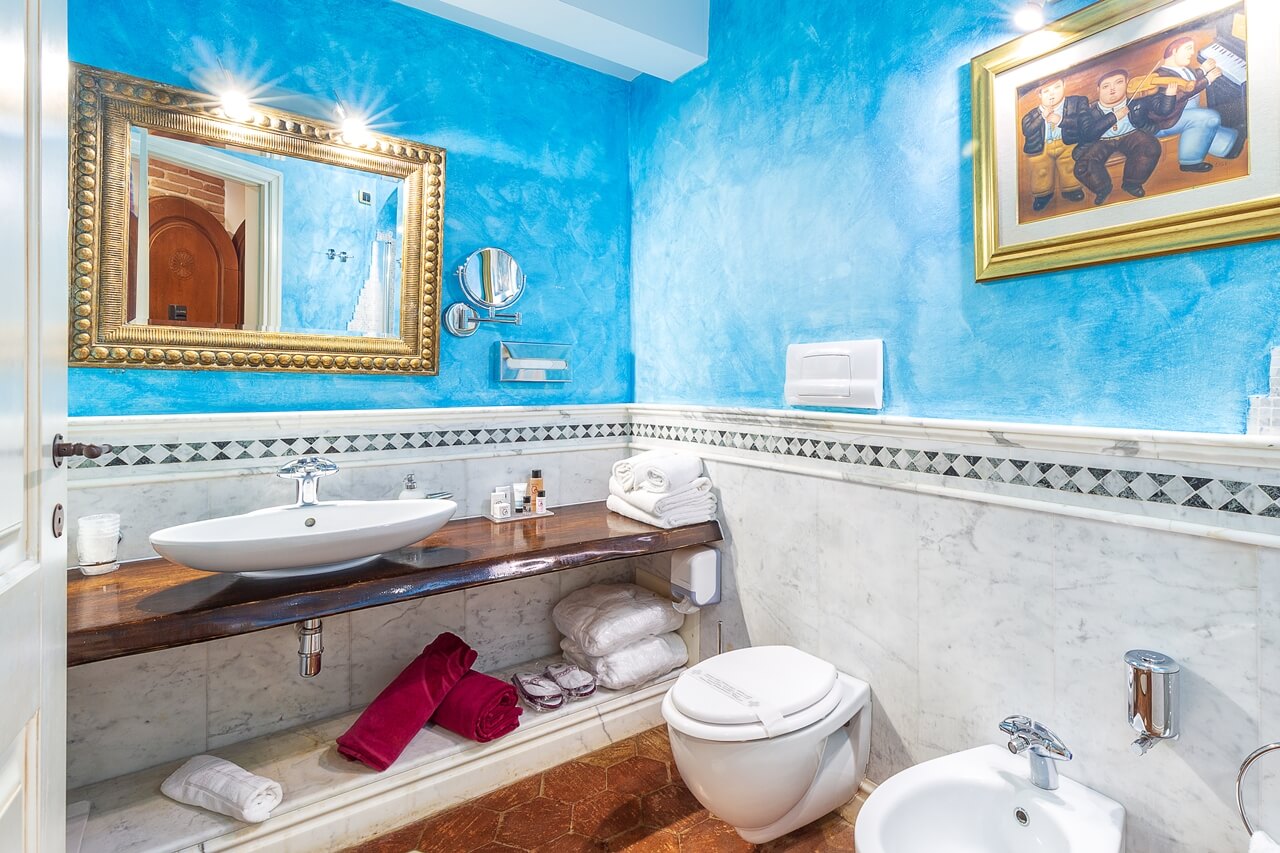 Badkamer met ligbad — Hotel La Bitta