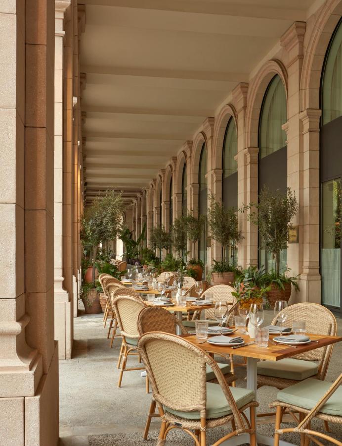 een rij tafels en stoelen op een terras bij Miiro Borneta in Barcelona