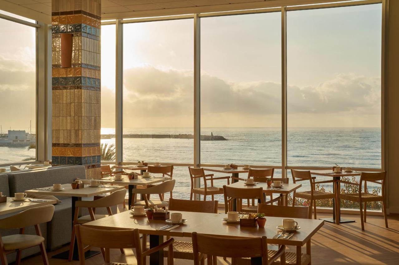 een restaurant met tafels en stoelen en uitzicht op de oceaan bij Hotel Riviera Costa del Sol - Adults Recommended in Be