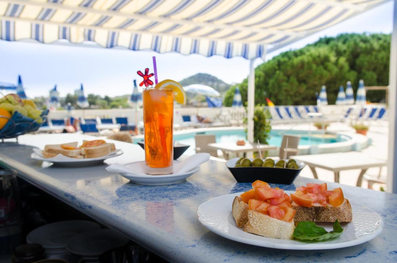 een tafel met een sandwich en een drankje erop bij Hotel La Ginestra in Forio d'Ischia