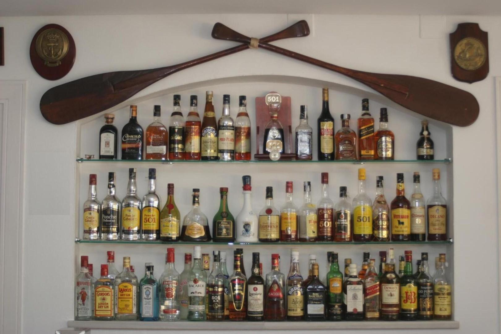 Bar met drankenselectie — Del Mar Hotel
