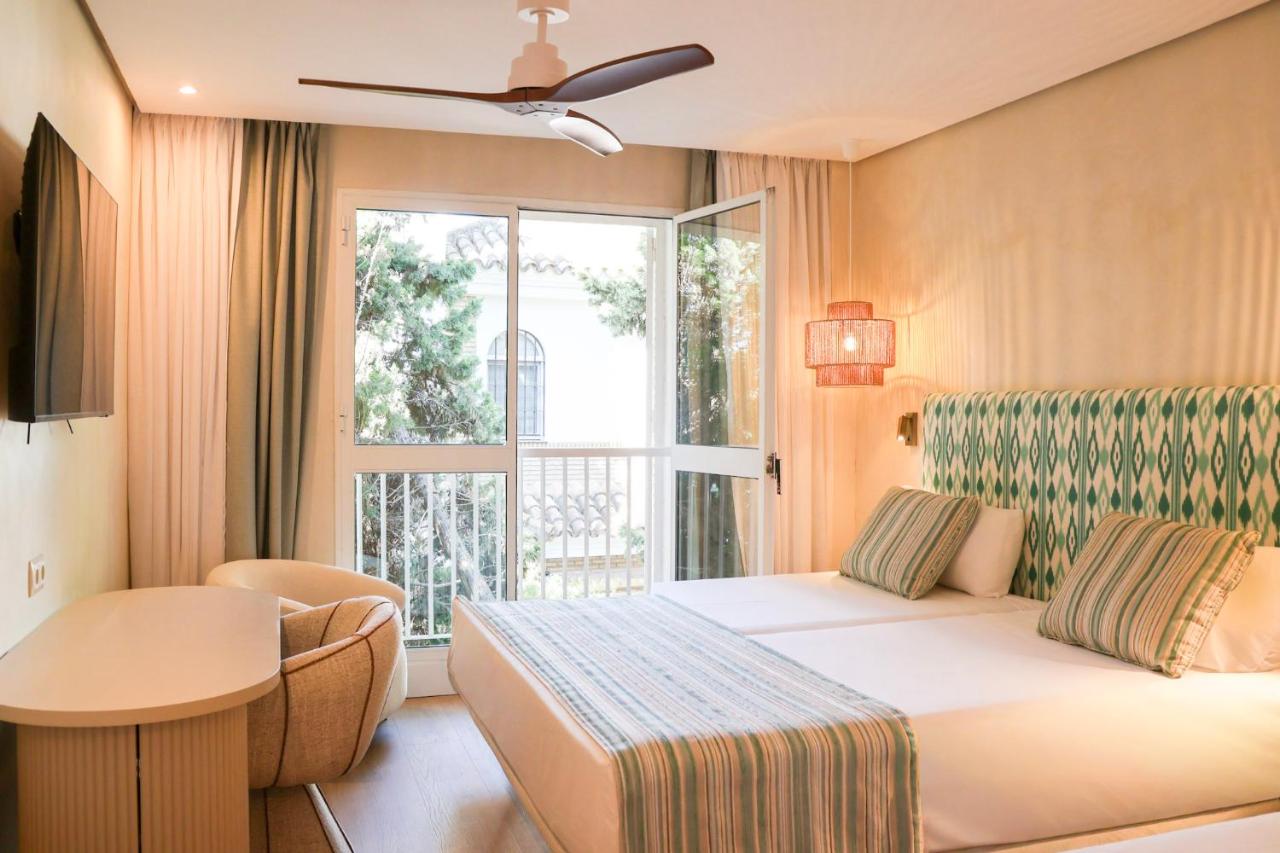 een hotelkamer met een bed en een raam bij Del Mar Hotel & Spa in El Puerto de Santa María