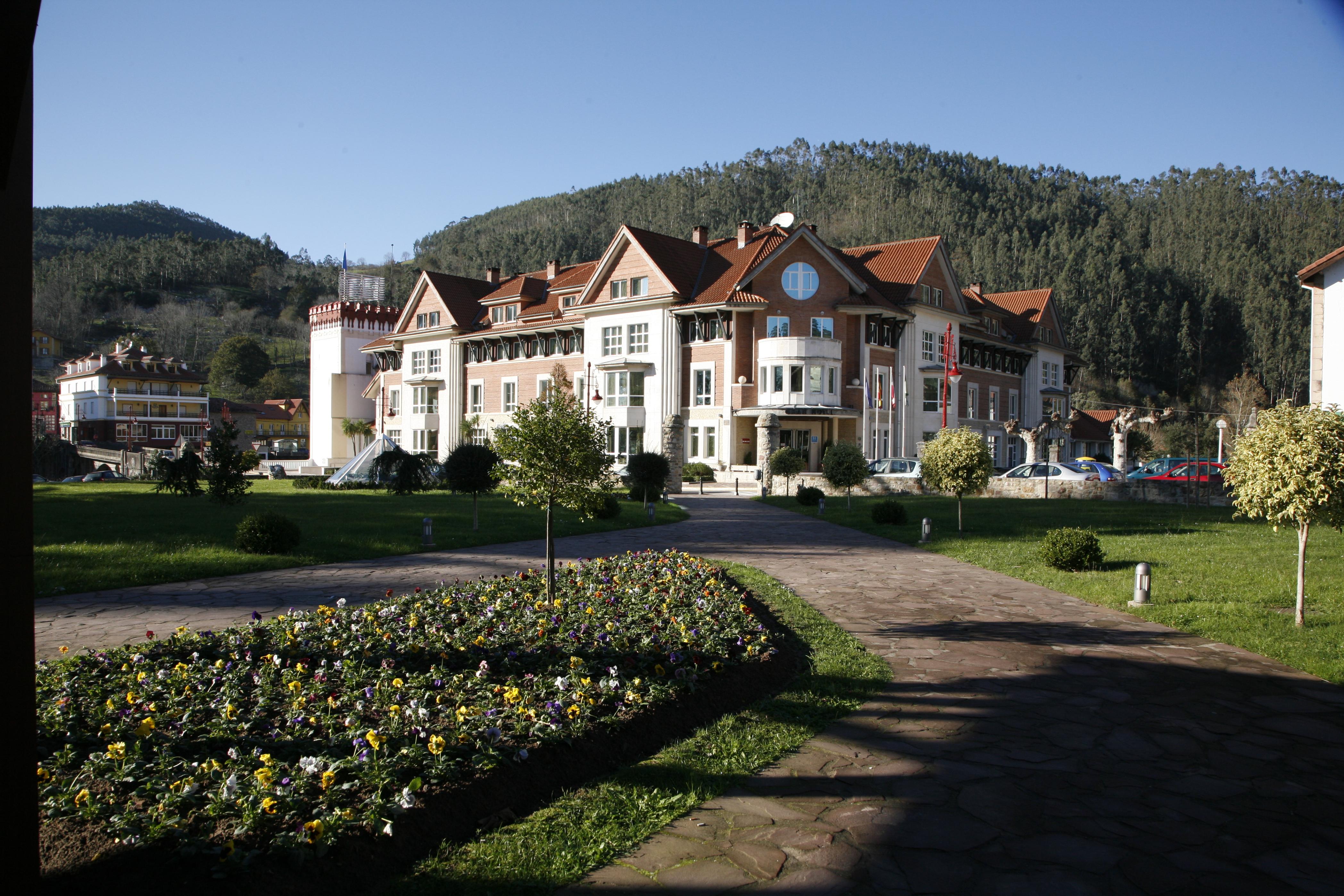 Gran Hotel Balneario de Puente Viesgo image 0