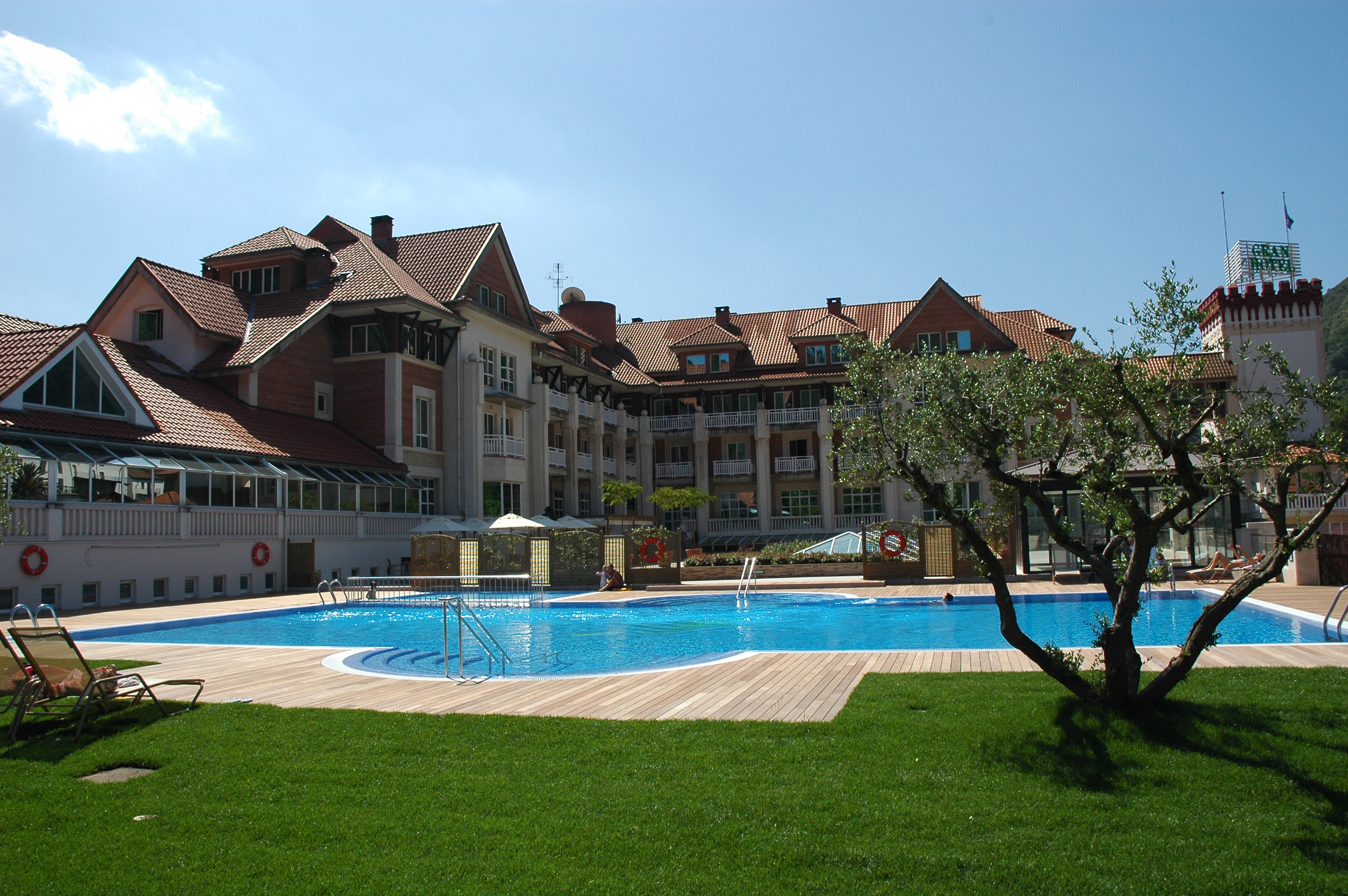 Gran Hotel Balneario de Puente Viesgo image 1