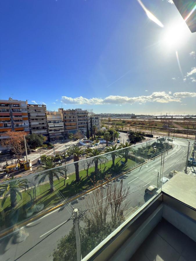 een stadsgezicht met een straat en gebouwen bij The Convo Athens Riviera in Athene