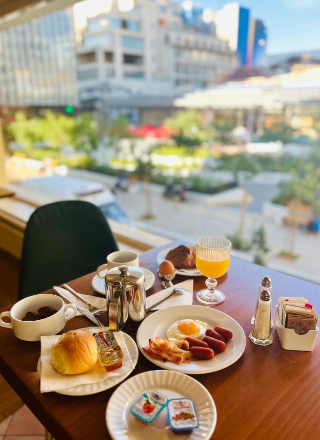 een tafel met ontbijtproducten en drankjes erop bij Triton Hotel Piraeus in Piraeus +61 foto's