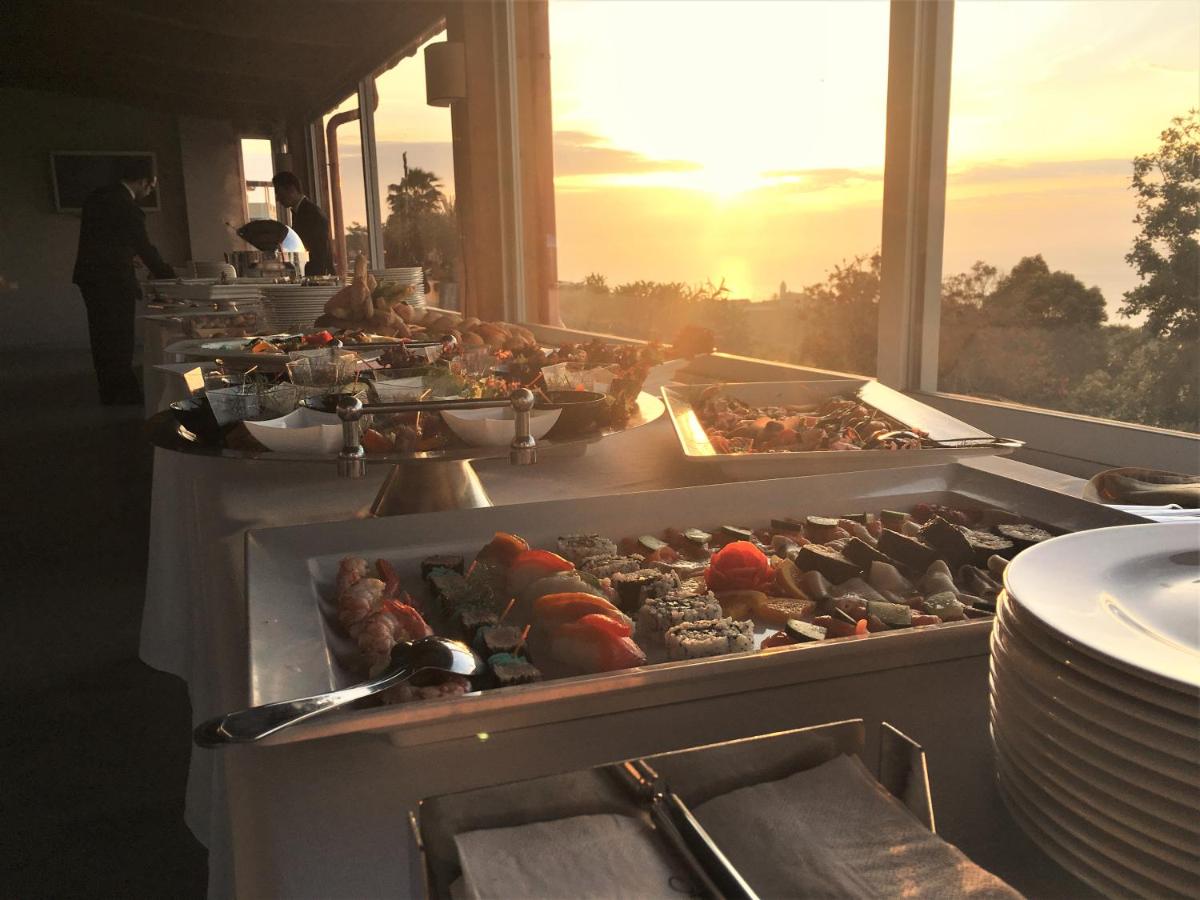 een buffetlijn met veel verschillende soorten eten bij Hotel Orizzonte Blu in Tropea
