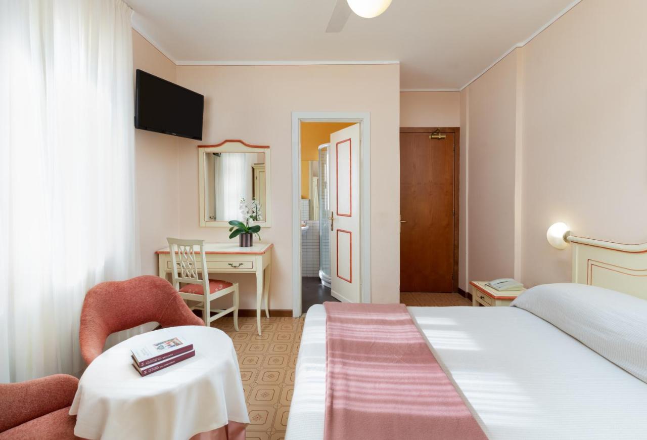 een hotelkamer met een bed en een bureau bij La Quiete Park Hotel in Manerba del Garda