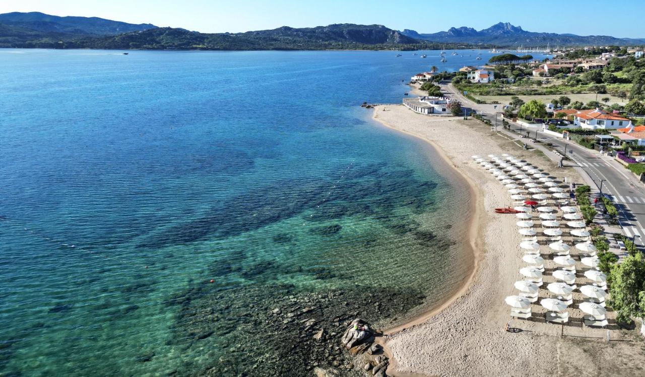 Een luchtfoto van een strand met parasols en het water. bij Blu Hotel Laconia Village in Cannigione