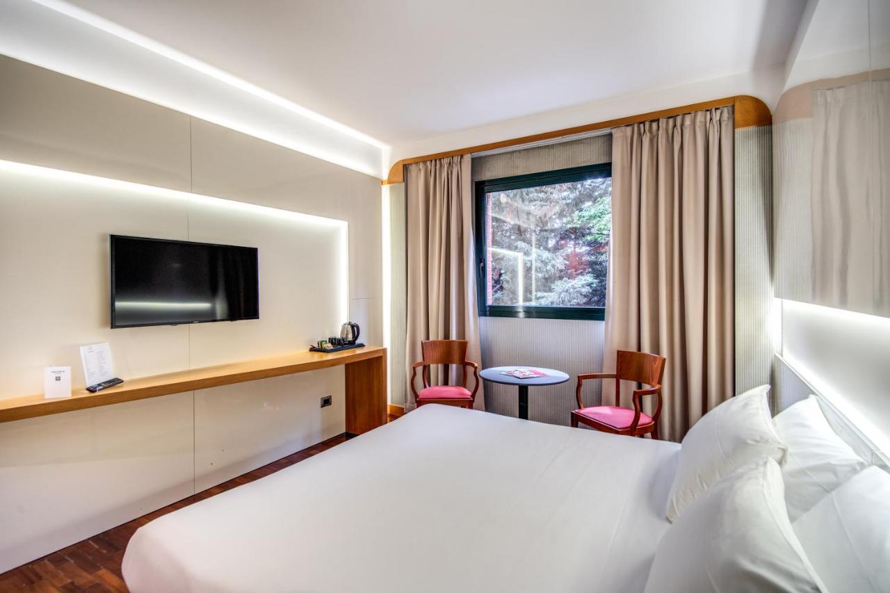 een hotelkamer met een bed en een tv bij Hotel Della Rotonda in Saronno