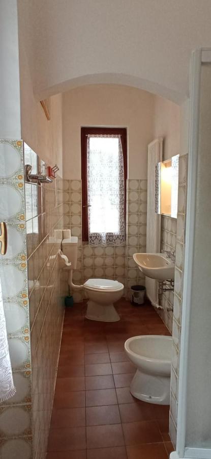 een badkamer met een toilet en een wastafel bij Albergo Diana in Tronzano Lago Maggiore +70 foto's