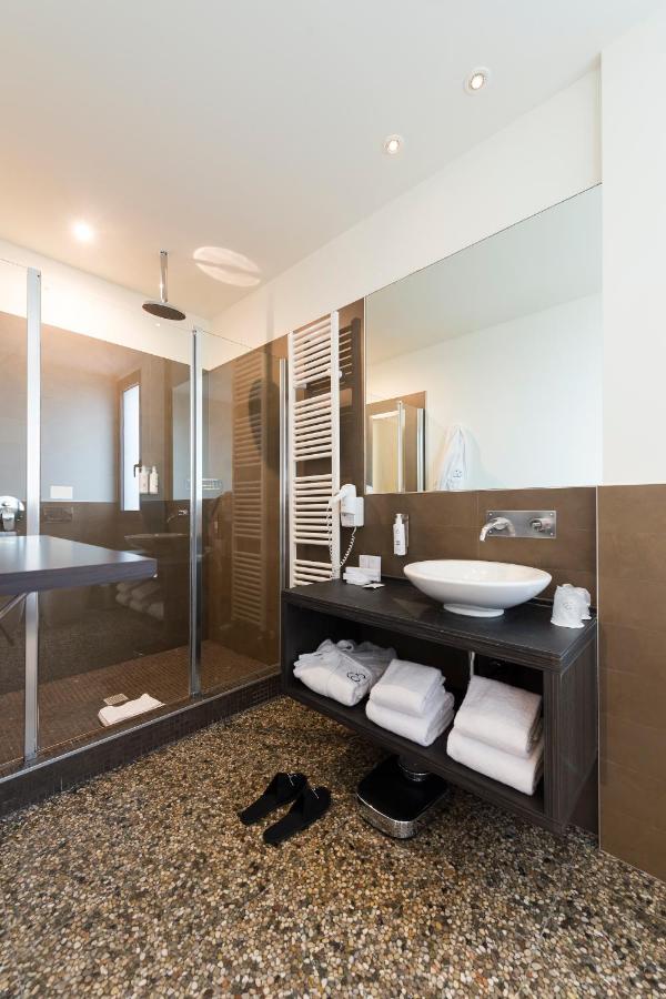 een badkamer met een wastafel en een spiegel bij Elizabeth Lifestyle Hotel in Bologna