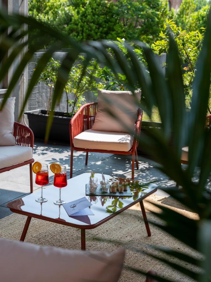 een woonkamer met een salontafel en een bank bij Elizabeth Lifestyle Hotel in Bologna
