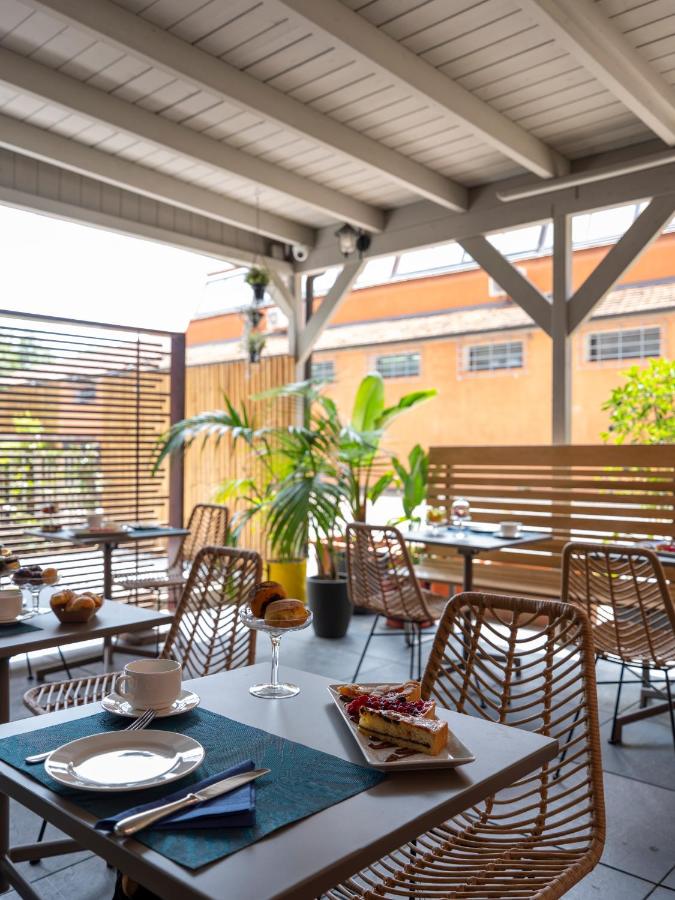 een tafel met een bord eten op een terras bij Elizabeth Lifestyle Hotel in Bologna