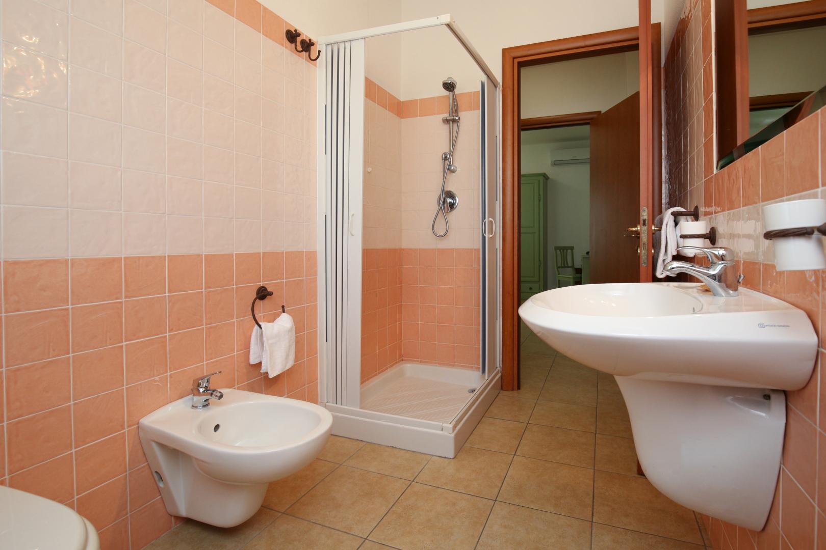 Badkamer met inloopdouche — Hotel Residence Ampurias