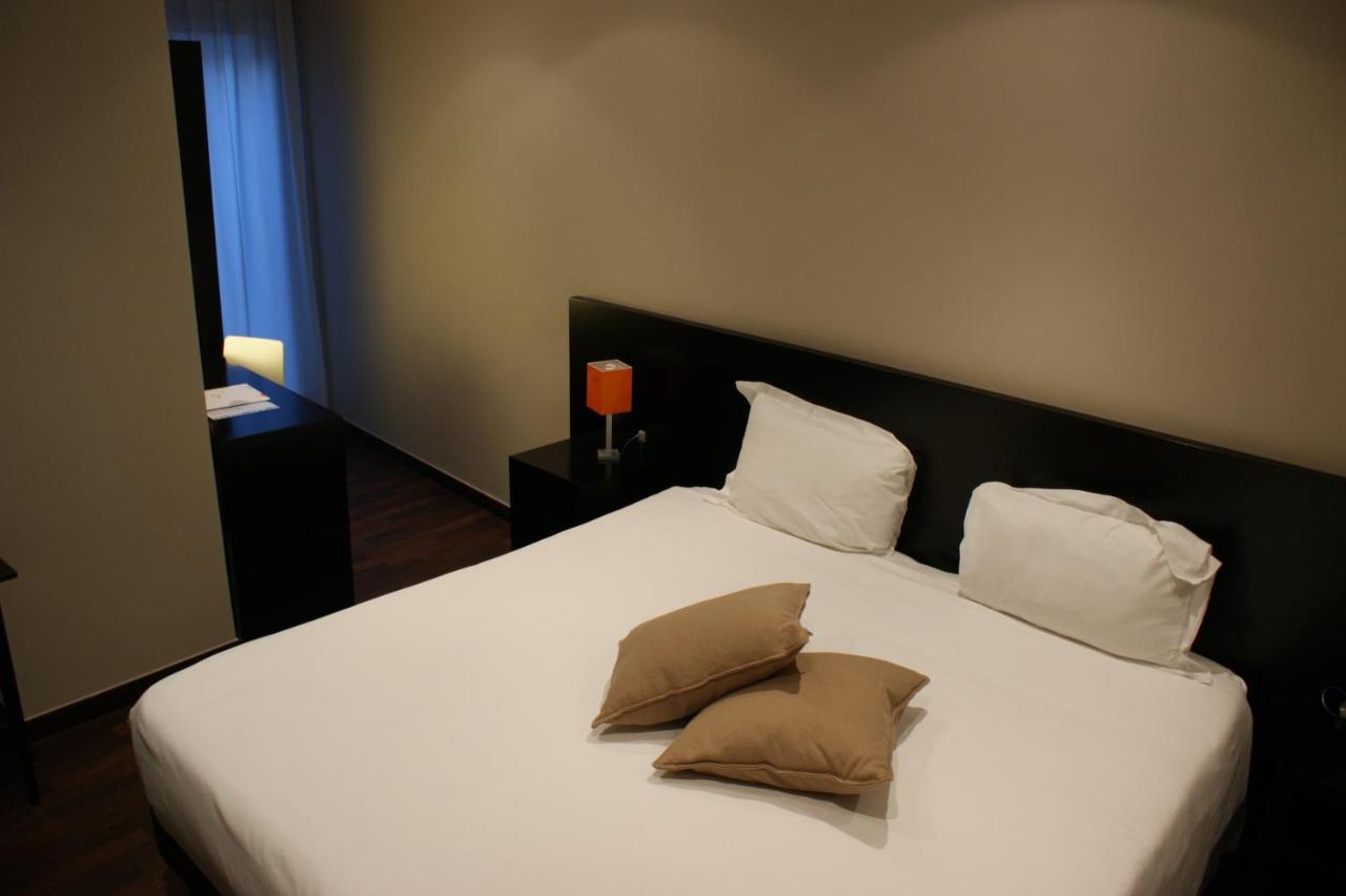een groot wit bed met twee kussens erop bij Hotel Aniene in Rome