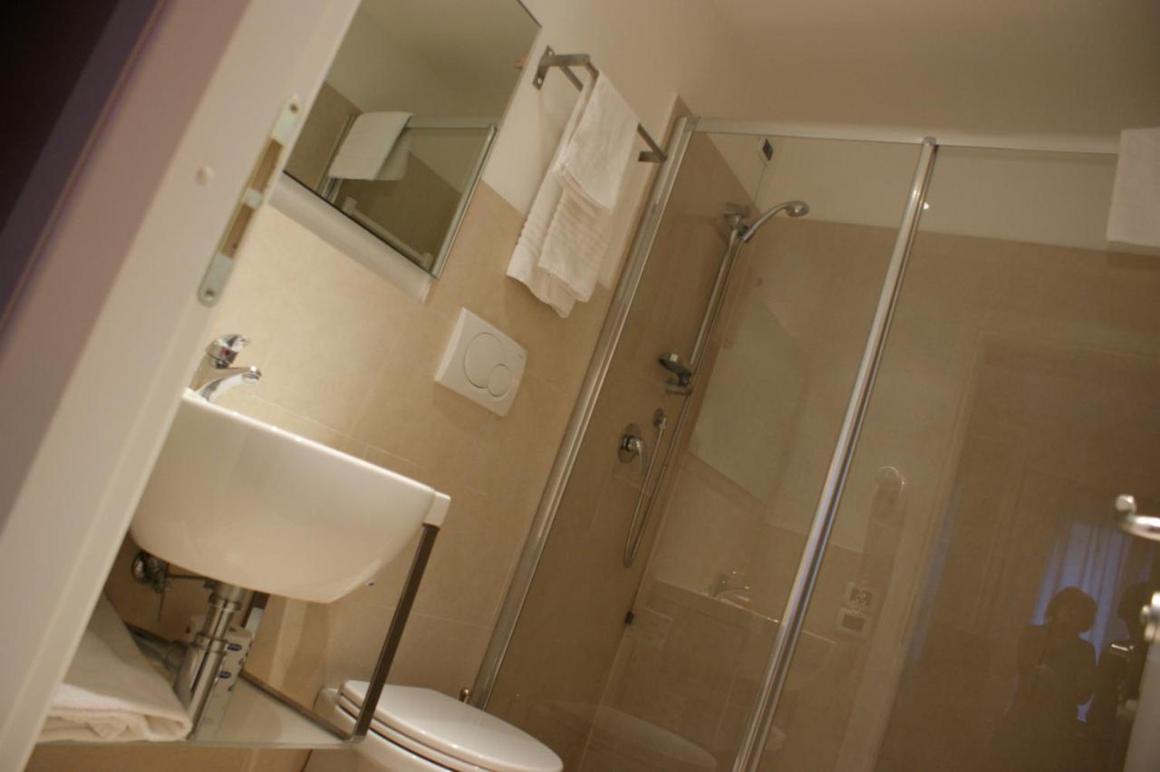 een badkamer met een douche, een toilet en een wastafel bij Hotel Aniene in Rome