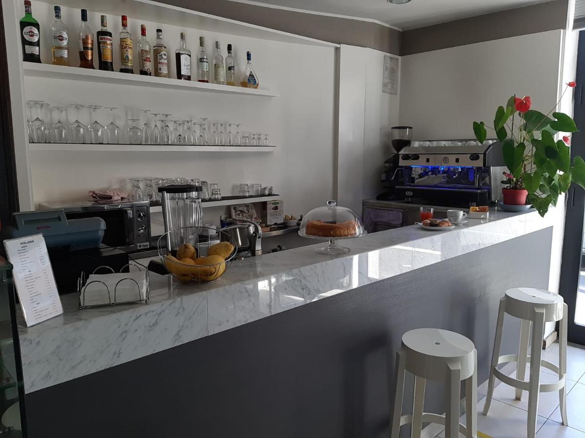 een keuken met een aanrecht met barkrukken bij Hotel Aniene in Rome