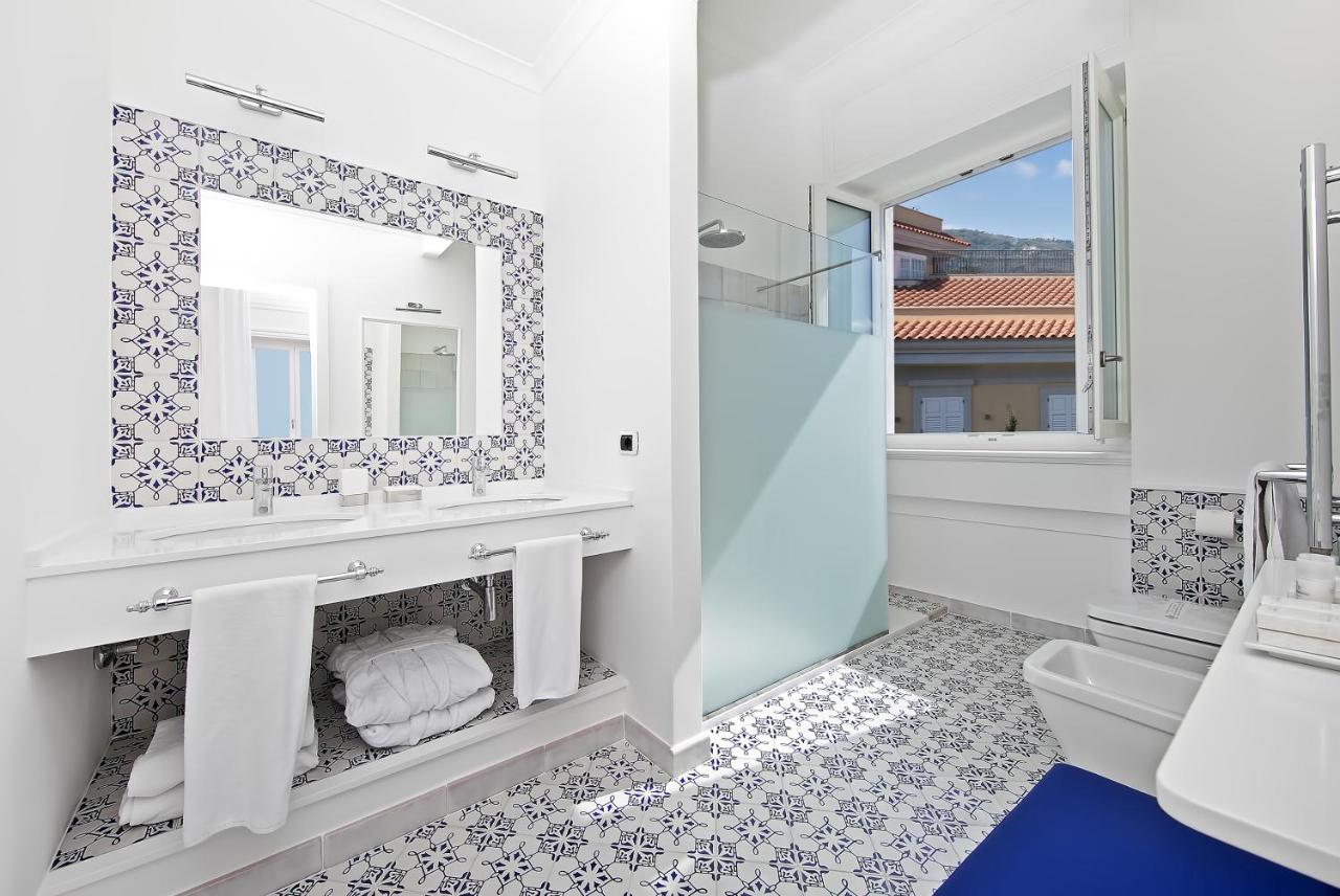 een badkamer met een spiegel en een toilet bij Hotel Villa Garden in Sant'Agnello +34 foto's