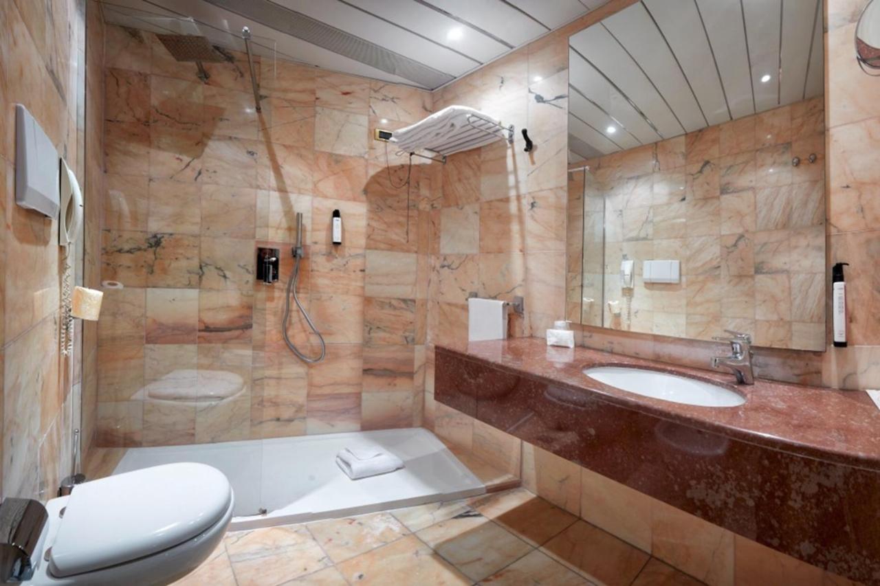 een badkamer met een toilet, een wastafel en een douche bij Mediterraneo Palace Hotel in Ragusa