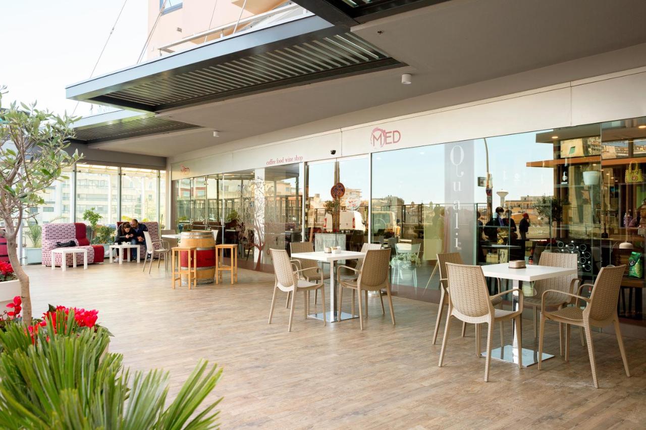 een restaurant met tafels en stoelen in een gebouw bij Mediterraneo Palace Hotel in Ragusa +33 foto's