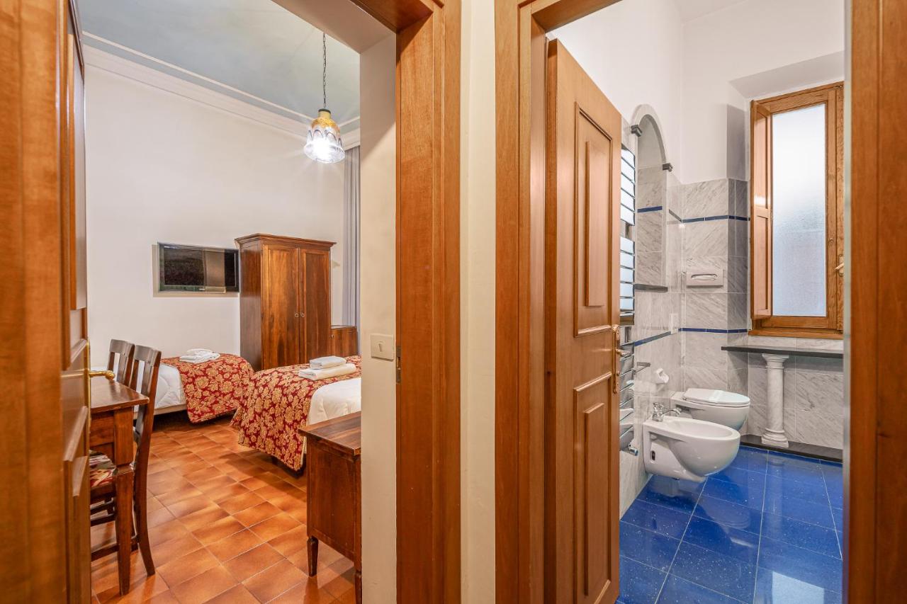 een badkamer met wastafel en toilet in een kamer bij Hotel City in Florence