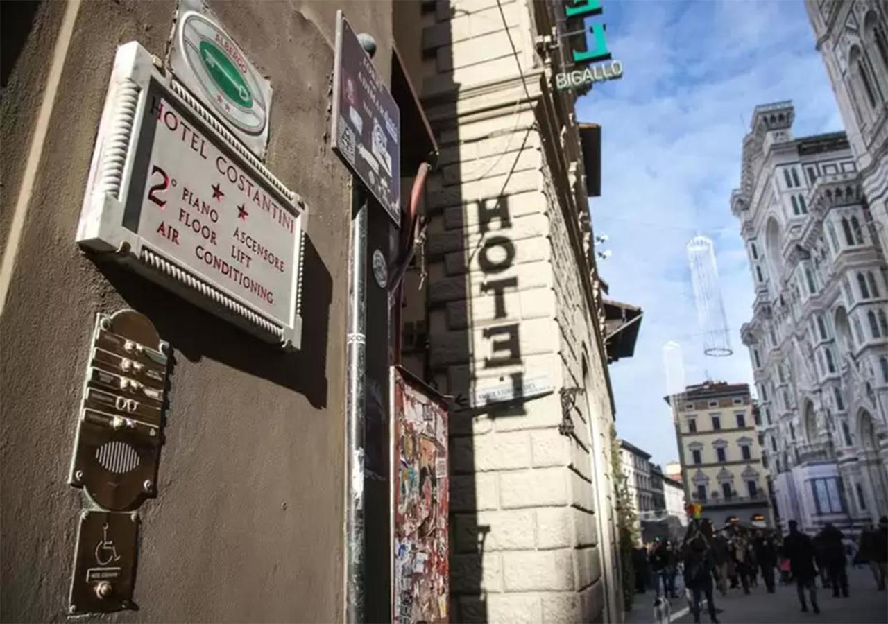 een groep borden aan de zijkant van een gebouw bij Hotel Costantini in Florence