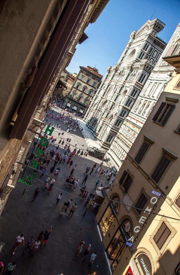 een groep mensen die op een stadsstraat staan bij Hotel Costantini in Florence