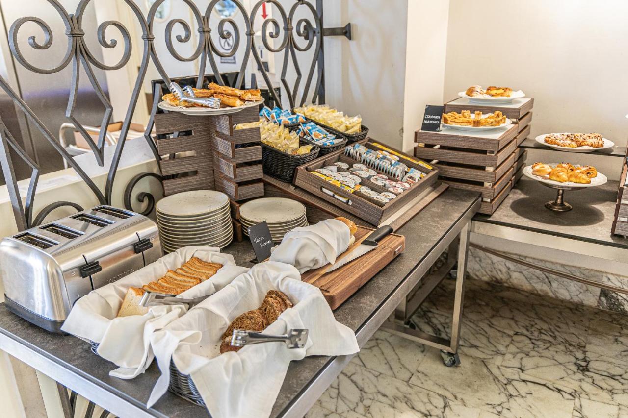 een buffet met diverse gerechten op een tafel bij Hotel De La Ville in Civitavecchia +19 foto's