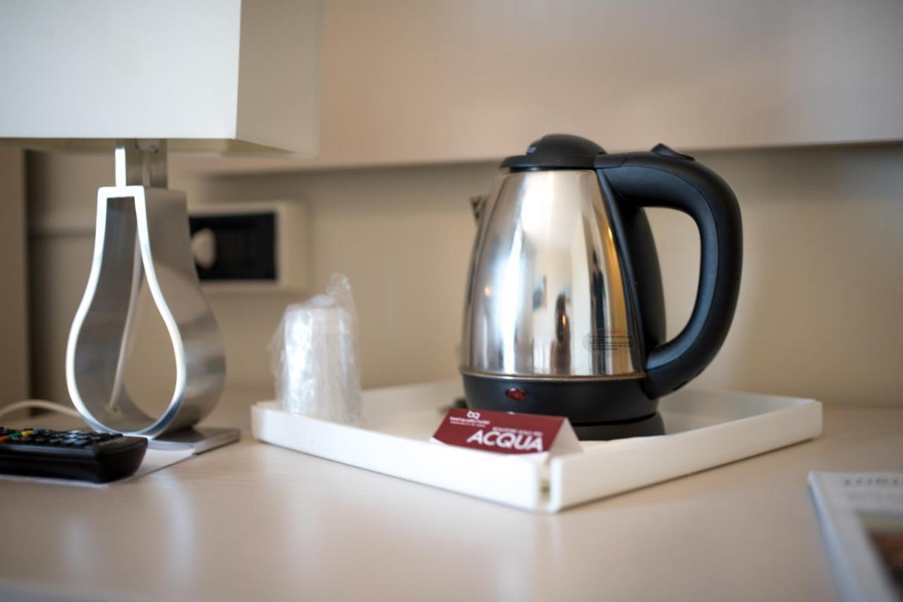 een waterkoker op het aanrecht naast een blender bij Green Class Hotel Candiolo in Candiolo