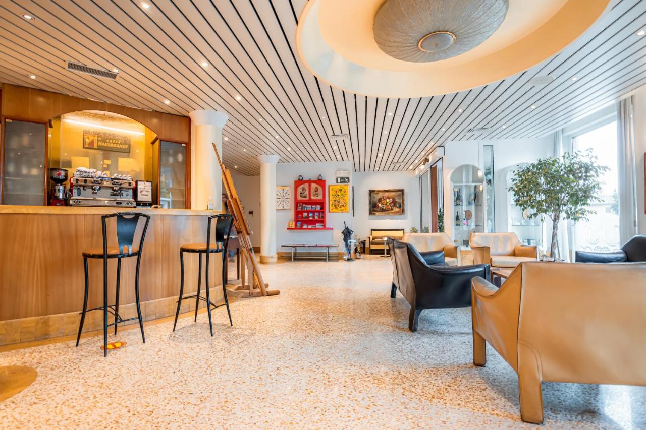 een lobby met stoelen en een bar in een winkel bij Hotel Della Porta in Santarcangelo di Romagna