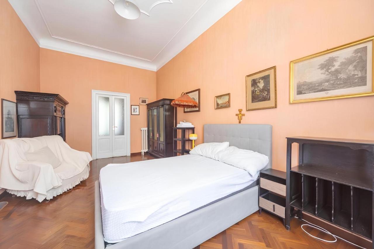 een slaapkamer met een groot wit bed en oranje muren bij La Casa dei Dieci - Stazione Centrale Milano in Milaan