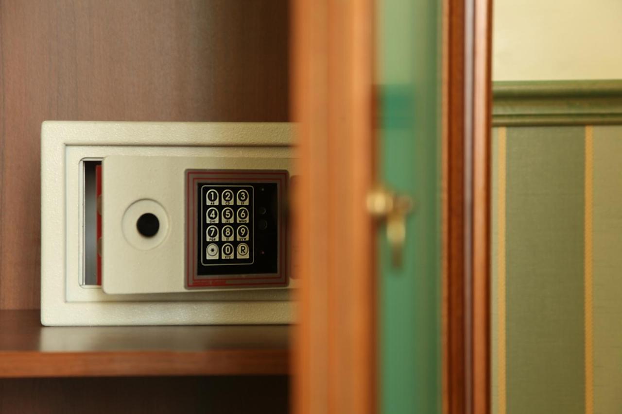 een magnetron op een plank in een kamer bij Hotel Dorica in Rome