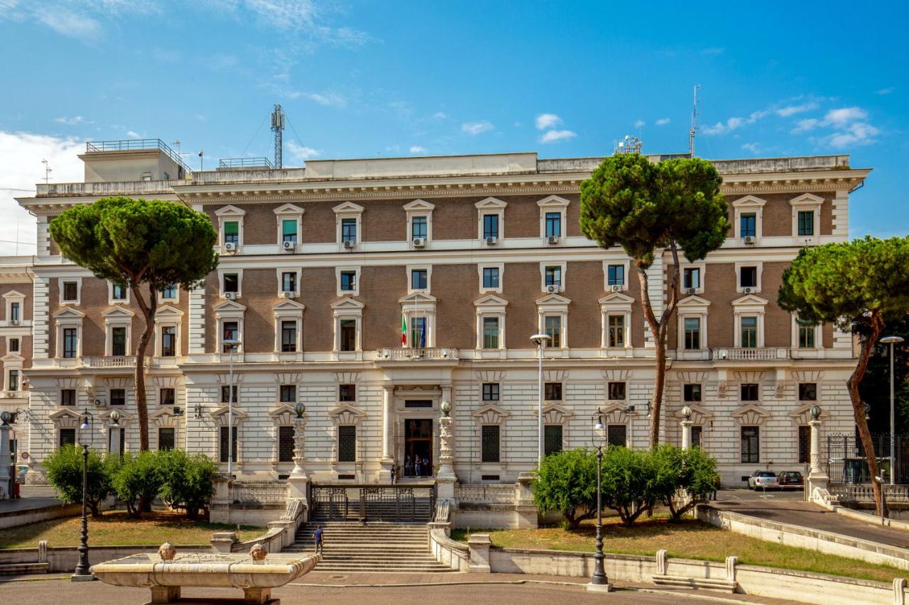 een groot gebouw met een trap ervoor bij Hotel Dorica in Rome
