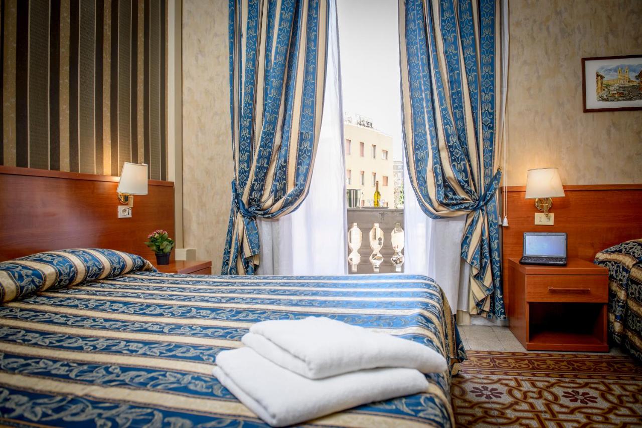 een hotelkamer met een bed en een raam bij Hotel Emmaus in Rome